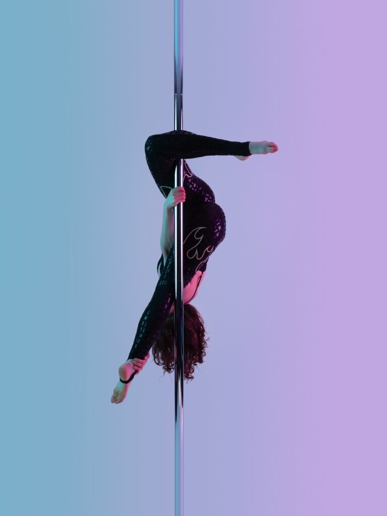 pole-fitness-outside-leghang-variation